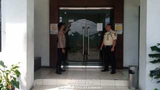 Patroli Polsek Asemrowo Pantau Objek Vital Bank di Tambak Langon