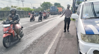 Pemantauan Arus Lalu Lintas Polsek Krembangan di Akses Jalan Kalianak Antisipasi Kepadatan Kendaraan
