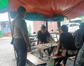 Patroli Dialogis Polsek Krembangan di Warkop Bangunsari Demak, Ajak Warga Jaga Kamtibmas dan Antisipasi 3C