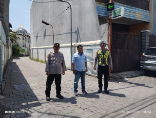 Patroli Harkamtibmas Polsek Semampir di Jalan Petukangan Antisipasi Peziarah dan Parkir Liar