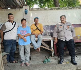Patroli dan Sambang Polsek Krembangan di Jalan Ikan Gurami Perak Barat Jaga Kerukunan Warga