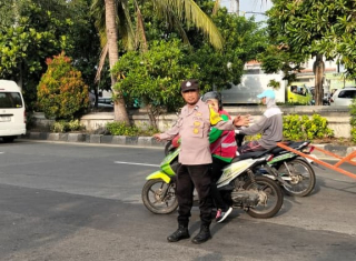 Pengaturan Arus Lalu Lintas Bhabinkamtibmas Polsek Kenjeran di Pertigaan Jalan Nambangan Depan SMAN 19 Berjalan Lancar