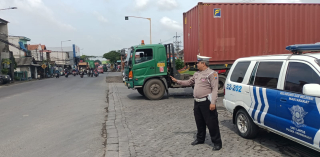 Patroli Polsek Krembangan di Jalan Kalianak Morokrembangan, Arus Lalu Lintas Lancar dan Antrian BBM Nihil