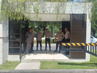 Patroli Dialogis Polsek Kenjeran di Perumahan Pantai Mentari, Sampaikan Pesan Kamtibmas kepada Security