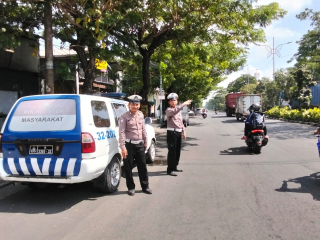 Patroli dan Pemantauan Arus Lalu Lintas Polsek Krembangan di Perempatan Dupak Demak Berjalan Lancar