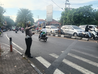 Pemantauan Arus Lalu Lintas Pos Akhir Polsek Semampir di TL Karang Tembok Antisipasi Kepadatan