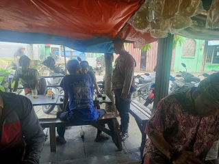 Patroli Dialogis Polsek Krembangan di Warkop Jalan Bangun Sari Demak, Sampaikan Pesan Kamtibmas kepada Warga