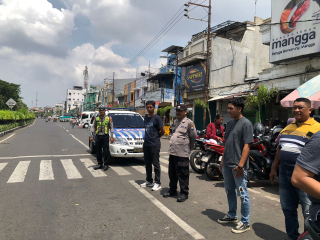 Patroli Harkamtibmas Polsek Semampir di Pintu Masuk Wisata Religi Sunan Ampel Antisipasi Kerawanan