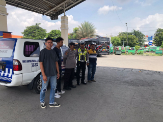 Patroli Harkamtibmas Polsek Semampir di Terminal Bus Pariwisata Sunan Ampel Antisipasi Kerawanan