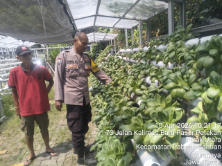 Bhabinkamtibmas Laksanakan Pembinaan Program Ketahanan Pangan Hidroponik di Taman Petekkan Riverside