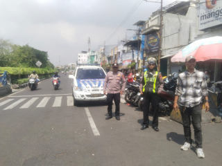 Patroli Harkamtibmas Polsek Semampir di Kawasan Wisata Religi Sunan Ampel, Antisipasi Kerawanan