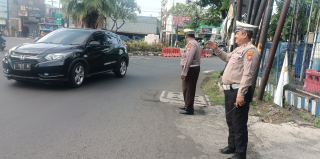 Polsek Krembangan Laksanakan Pengaturan Lalu Lintas Pagi di Simpang Tiga Mbah Ratu