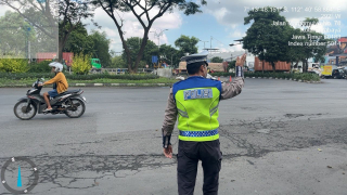 Satlantas Polres Pelabuhan Tg.Perak Laksanakan Patroli dan Pengaturan Lalu Lintas di Sejumlah Titik Strategis