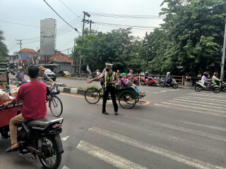 Polsek Semampir Laksanakan Pos Awal Pengaturan Lalu Lintas di Perempatan Karang Tembok
