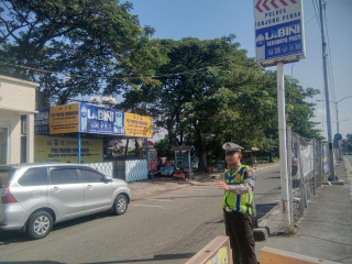 Satlantas Polres Pelabuhan Tanjung Perak Laksanakan Patroli dan Pengaturan Lalu Lintas di Sejumlah Titik