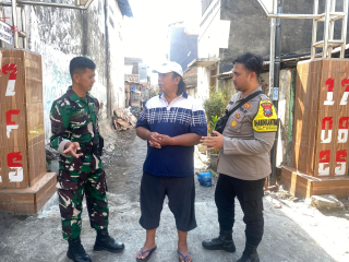 Bhabinkamtibmas Wonokusumo Bersama Babinsa Sambang Warga, Sampaikan Pesan Kamtibmas