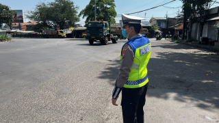 Satlantas Polres Pelabuhan Tanjung Perak Laksanakan Patroli dan Pengaturan Lalu Lintas di Sejumlah Titik