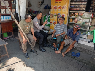 Bhabinkamtibmas Nyamplungan Sambang Warga KH Mas Mansyur, Sosialisasikan Pencegahan Penipuan dan Bahaya Kebakaran