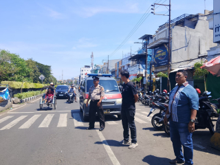 Patroli Kamtibmas di Kawasan Wisata Religi Sunan Ampel, Personil Polsek Semampir Antisipasi Parkir Liar dan Kerawanan 3C