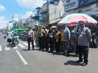 Patroli Gabungan di Kawasan Wisata Religi Sunan Ampel, Polsek Semampir dan Dishub Antisipasi Parkir Liar serta Gangguan Kamtibmas