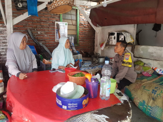 Bhabinkamtibmas Kelurahan Asemrowo Laksanakan Sambang Warga, Ingatkan Modus Penipuan Berkedok Telepon Hadiah