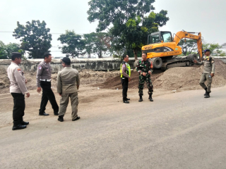 Pengamanan Penertiban Barang Rongsokan dan Pengaspalan Jalan Kali Tebu Dipimpin Polsek Kenjeran