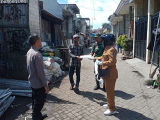 Bhabinkamtibmas Asemrowo Dampingi Pembagian Surat Normalisasi Saluran di Tambak Dalam Baru