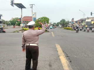 Pelayanan Pagi di TL Mbah Ratu, Personel Polsek Krembangan Atur Arus Lalu Lintas
