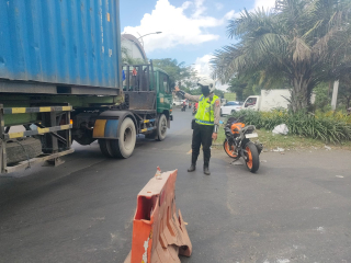 Satlantas Polres Pelabuhan Tanjung Perak Laksanakan Patroli dan Pengaturan Arus Lalu Lintas