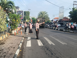 Personel Polsek Semampir Laksanakan Pengaturan Lalu Lintas di TL Karang Tembok