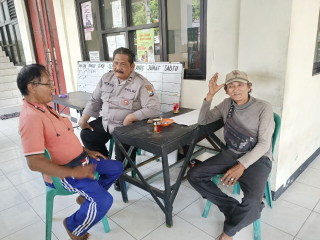 Patroli dan Sambang Polsek Krembangan di Balai RW 04 Dupak Bangunsari, Ajak Warga Jaga Kerukunan