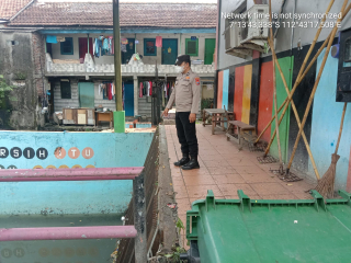 Personel Polsek Krembangan Laksanakan Patroli dan Pengecekan Debit Air di Jalan Tanjung Sadari