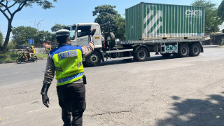 Satlantas Polres Pelabuhan Tanjung Perak Laksanakan Patroli dan Pemantauan Arus Lalu Lintas di Sejumlah Titik Wilayah