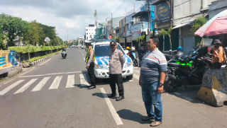 Personel Polsek Semampir Laksanakan Patroli Harkamtibmas di Kawasan Makam Religi Sunan Ampel