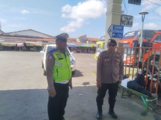 Personel Polsek Semampir Laksanakan Patroli Kamtibmas di Terminal Bus Wisata Religi Sunan Ampel