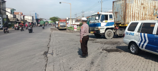 Personel Polsek Krembangan Laksanakan Patroli dan Pemantauan Arus Lalu Lintas di Depan SPBU Morokrembangan