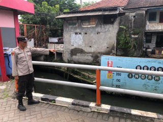 Personel Polsek Krembangan Laksanakan Patroli dan Pemantauan Debit Air di Jalan Tanjung Sadari