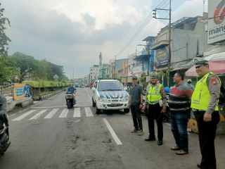 Personel Polsek Semampir Laksanakan Patroli Harkamtibmas di Kawasan Religi Sunan Ampel