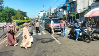 Personel Polsek Semampir Laksanakan Patroli Harkamtibmas di Kawasan Makam Wisata Religi Sunan Ampel