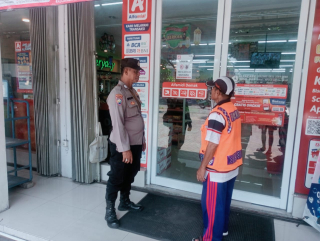 Personel Polsek Krembangan Laksanakan Patroli Dialogis di Pertokoan Jalan Raya Demak