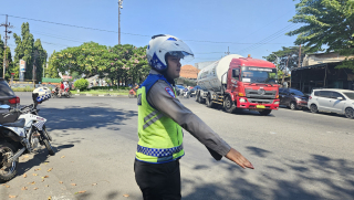 Kegiatan Rutin Satlantas Polres Pelabuhan Tanjung Perak, Arus Lalu Lintas Terpantau Lancar dan Kondusif