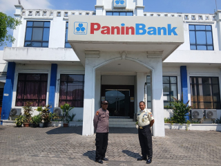 Personel Polsek Asemrowo Laksanakan Patroli Dialogis di Objek Vital Bank Panin