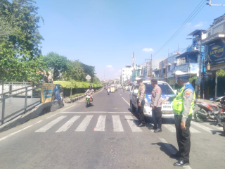 Personel Polsek Semampir Laksanakan Patroli Harkamtibmas di Pintu Masuk Wisata Religi Sunan Ampel