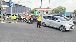 Polsek Krembangan Lakukan Pengalihan Arus di Simpang BNN Kalianak, Antisipasi Kepadatan Kendaraan