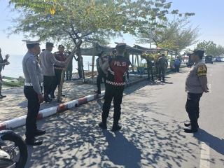 Polsek Kenjeran Bersama Satpol PP Tertibkan PKL di Jalan Kejawan Lor