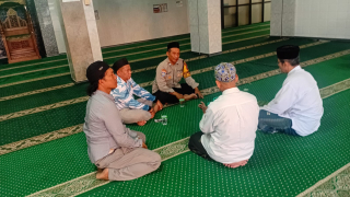 Bhabinkamtibmas Perak Barat Sambang Masjid Miftahul Khoir, Ajak Takmir Tingkatkan Pengamanan