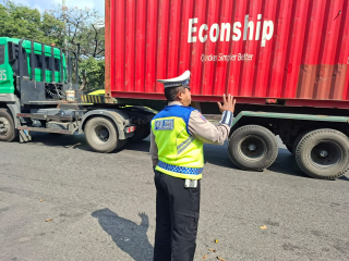 Satlantas Polres Pelabuhan Tanjung Perak Intensifkan Patroli dan Pengaturan Lalu Lintas di Sejumlah Titik Strategis