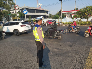 Polsek Krembangan Laksanakan Protap Pagi di Simpang Tiga Mbah Ratu, Antisipasi Kemacetan Jam Berangkat Kerja