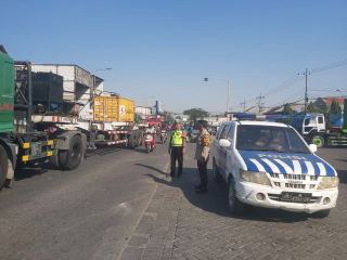 Polsek Krembangan Intensifkan Patroli Mobile di Jalan Kalianak Timur, Antisipasi Kemacetan dan Kecelakaan Lalu Lintas