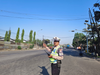 Satlantas Polres Pelabuhan Tanjung Perak Intensifkan Patroli dan Pengaturan Lalu Lintas di Sejumlah Titik Strategis
